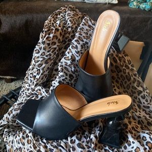 Slides with geometric heels